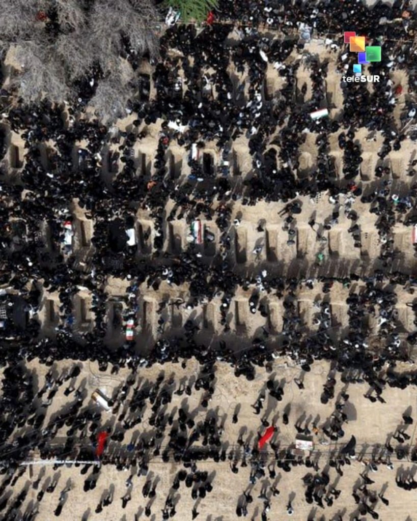 Imágenes del entierro de las niñas de la escuela primaria de Minab, Irán.