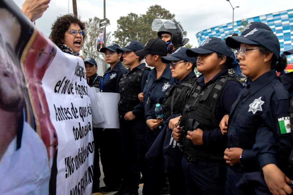 Las familias intentaron acercarse a los aficionados para compartir su mensaje, sin éxito, por el amplio despliegue de seguridad.