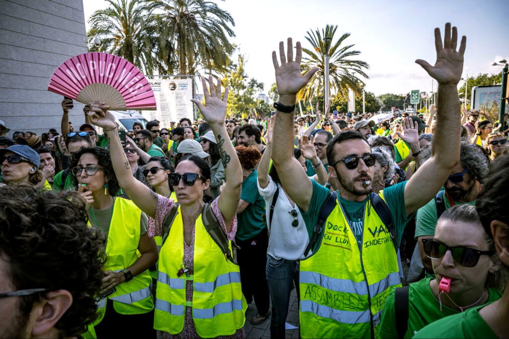 Protesta del profesorado valenciano de la educación pública ante el acceso de la comitiva del presidente de la Generalitat, Juanfran Pérez Llorca, al Palau de la Música, donde preside la entrega de Premios de Excelencia Académica.