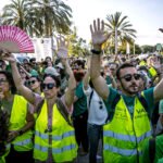 Protesta del profesorado valenciano de la educación pública ante el acceso de la comitiva del presidente de la Generalitat, Juanfran Pérez Llorca, al Palau de la Música, donde preside la entrega de Premios de Excelencia Académica.
