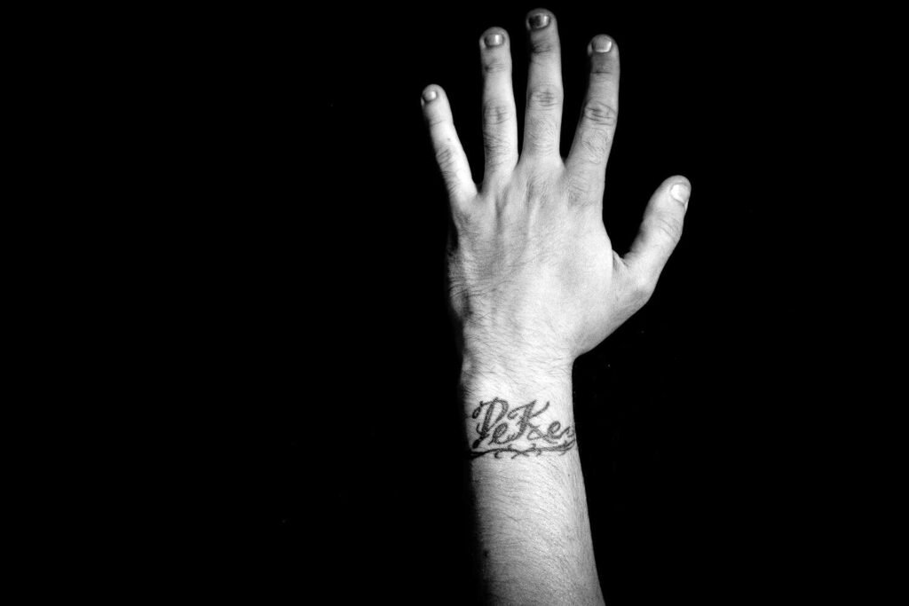 El tatuaje “Peke”, el mote de Alex, se convierte en un símbolo de memoria y presencia, un vínculo íntimo que mantiene vivo el recuerdo de quien ya no está.