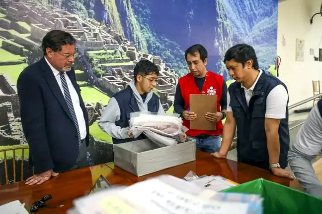 El Jurado Nacional de Elecciones viene fiscalizando el arribo de las actas electorales correspondientes a los locales de votación que funcionaron en el exterior en la segunda elección presidencial. Foto: Agencia Andina / Editora Perú.
