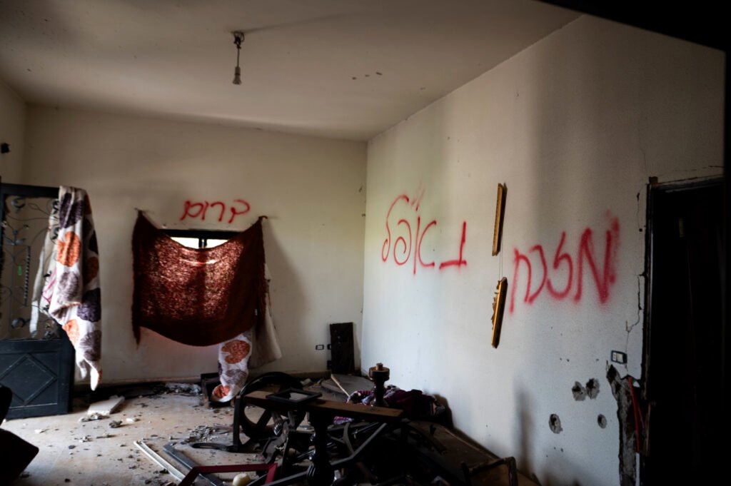 Grafitis dejados por soldados israelíes dentro de una casa tras una incursión terrestre en Debbine, al sur del Líbano, el 20 de abril de 2026. (Santiago Montag).