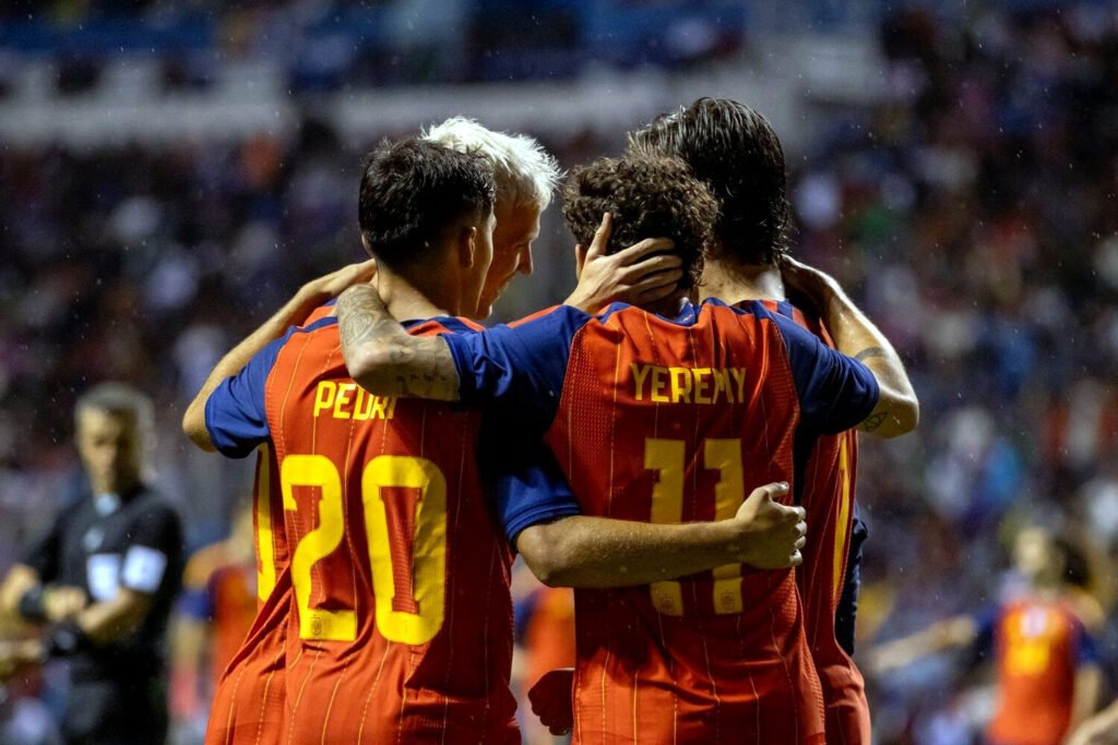 Mientras dentro del estadio se celebraban los goles de la selección española, afuera las familias de desaparecidos buscaban hacerse visibles.