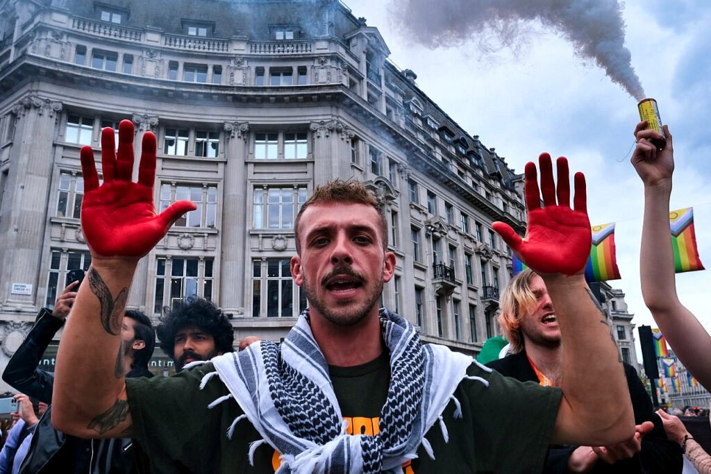 Un activista con las manos pintadas de rojo para denunciar la complicidad del Reino Unido en el genocidio de Gaza durante una manifestación en Londres.