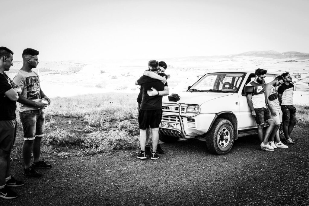 13 de agosto. Familiares y amigos de Alex se reúnen cada año, pasan el día juntos, comparten recuerdos y sostienen su memoria. El encuentro culmina en el lugar donde Alex falleció, hoy convertido en un espacio de duelo, vínculo y permanencia.