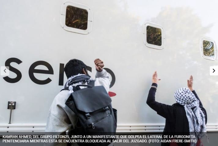 Activistas propalestinos golpean la furgoneta penitenciaria.