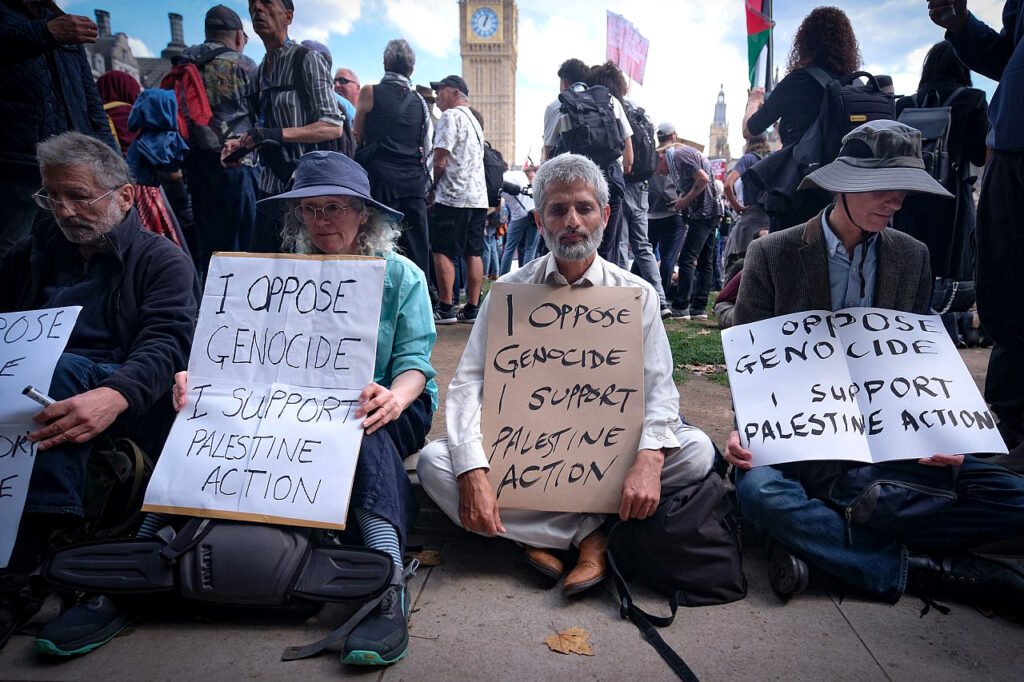 Manifestantes guardan silencio en apoyo a Palestine Action en Parliament Square, Londres.
