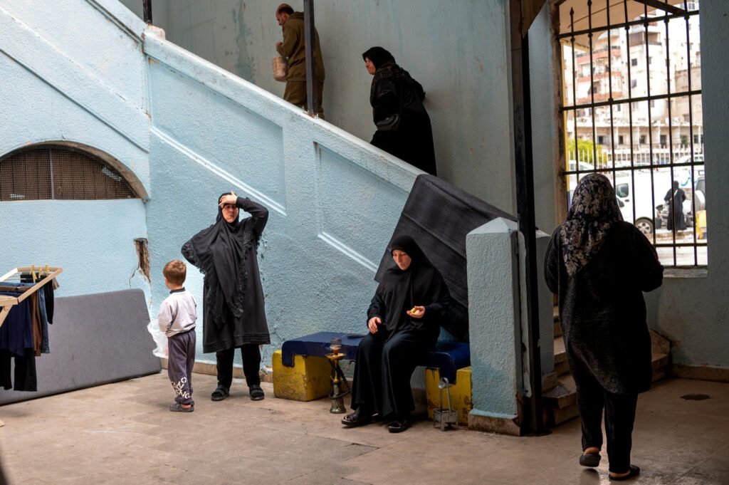 Personas desplazadas internamente se refugian en un albergue improvisado en un antiguo juzgado en Saida, Líbano, el 23 de marzo de 2026. (Santiago Montag).