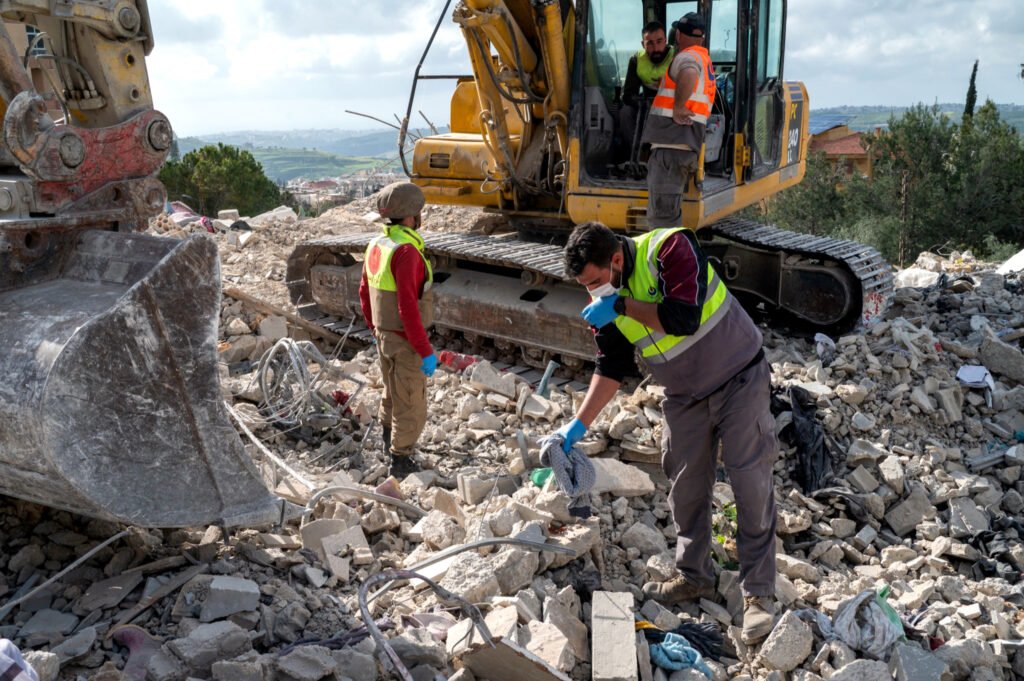 Equipos de rescate buscan restos humanos bajo los escombros de un edificio tras los ataques israelíes en Jouaiyya, al sur del Líbano, el 10 de abril de 2026. (Santiago Montag).
