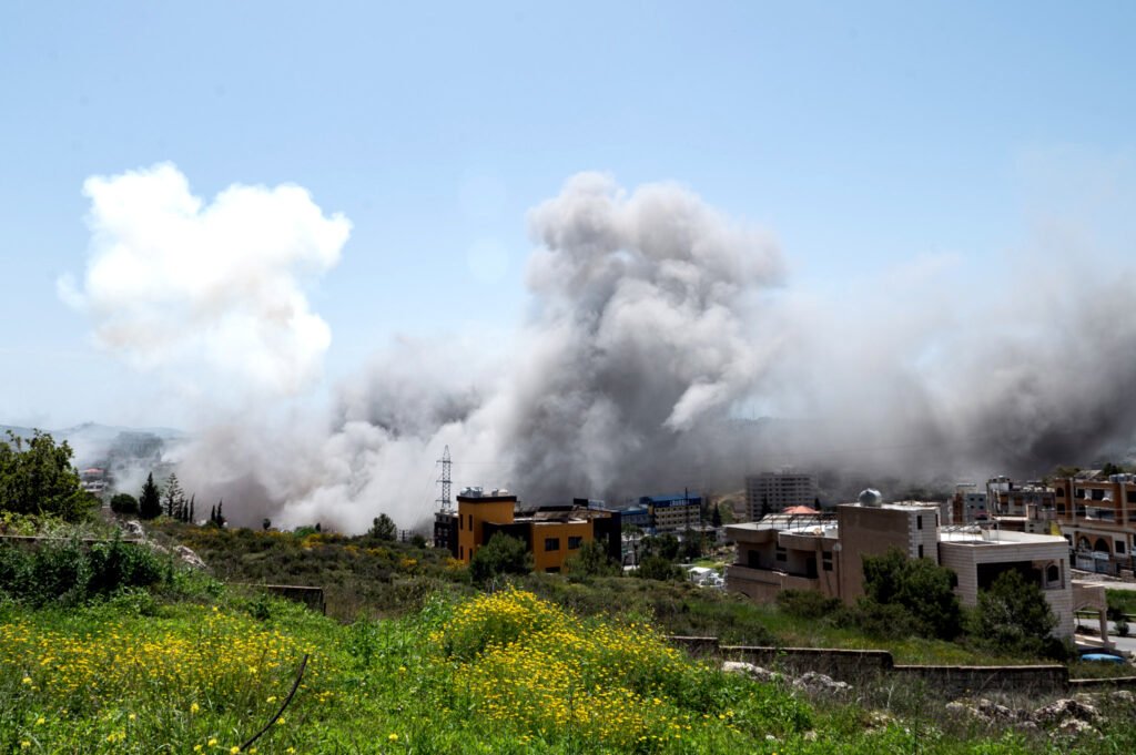 Intensos bombardeos israelíes azotan la ciudad de Nabatieh en medio de negociaciones de alto el fuego, en el sur del Líbano, el 16 de abril de 2026. (Santiago Montag).