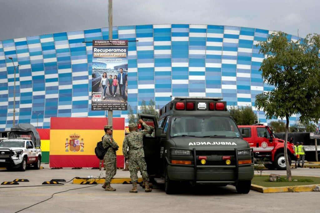 Más de 1.700 efectivos de los cuerpos de seguridad mexicanos blindaron los accesos al estadio Cuauhtémoc, en la ciudad de Puebla.