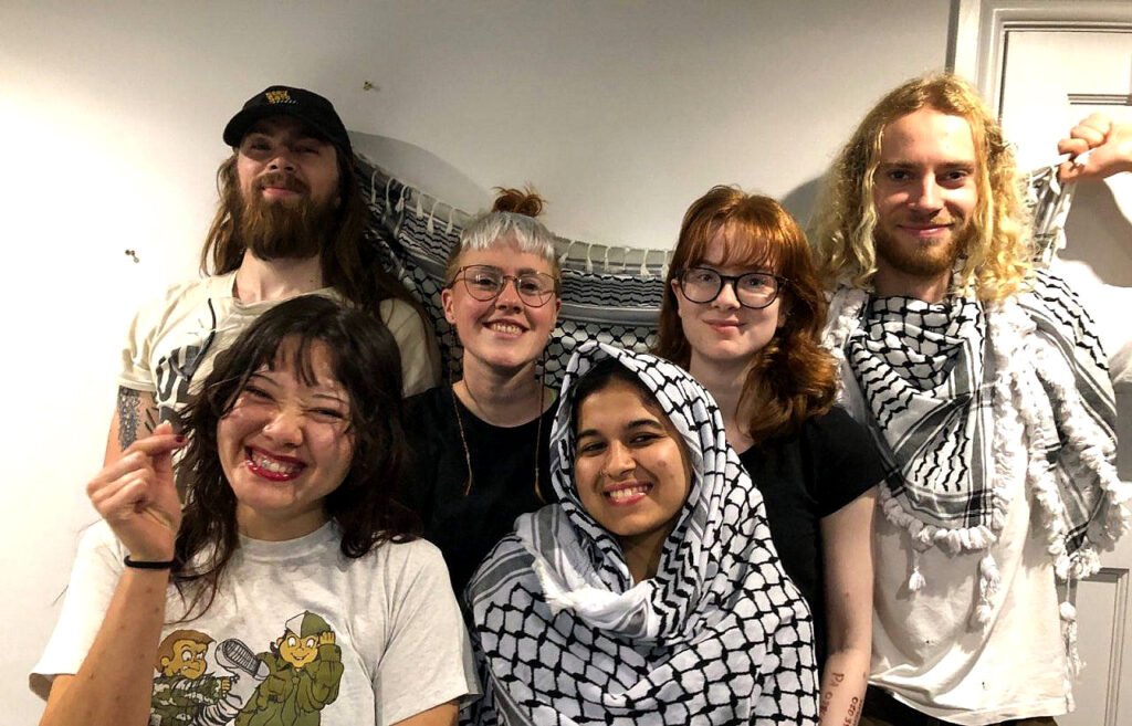 Seis activistas de Palestine Action fotografiados la noche anterior a su irrupción en una fábrica de Elbit Systems en Filton, Bristol, Reino Unido.