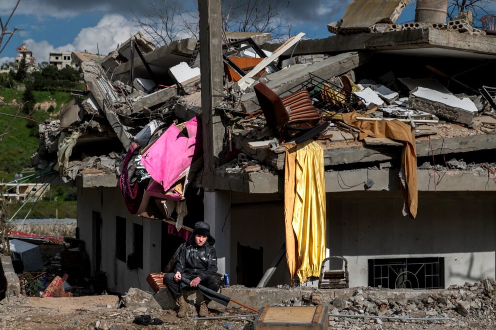 Un joven regresa a inspeccionar su casa, días después del alto el fuego entre el gobierno libanés e Israel, en Debbine, al sur del Líbano, el 20 de abril de 2026. (Santiago Montag).