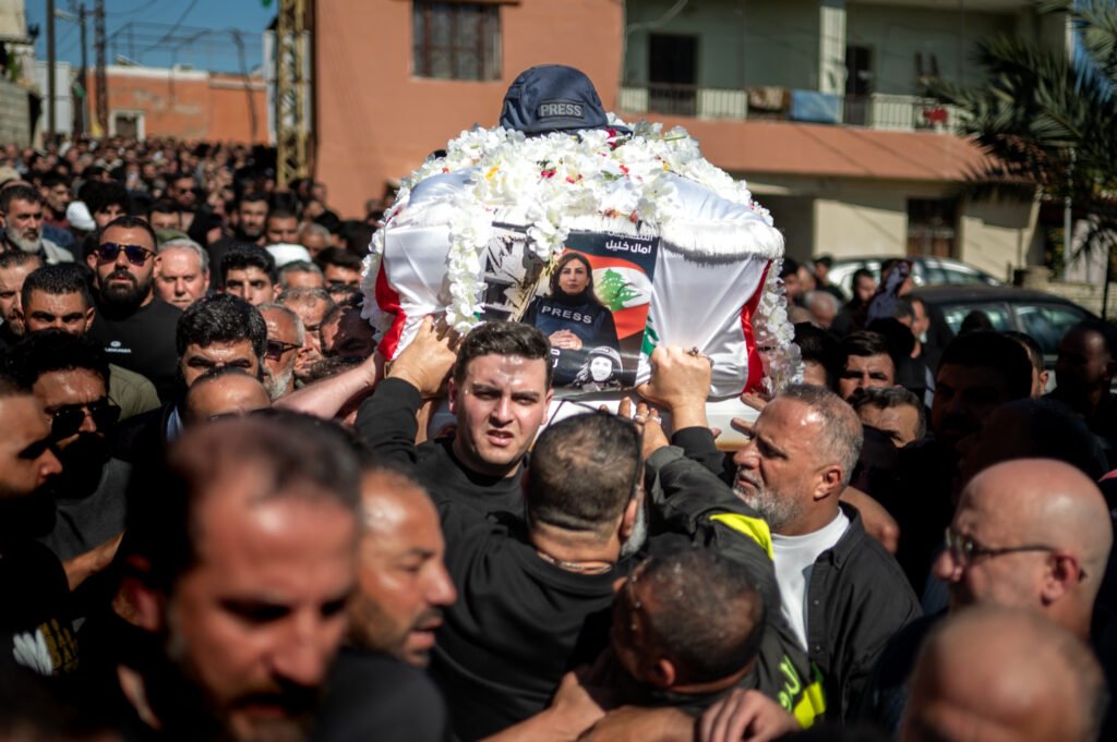 Familiares y amigos asisten al funeral de Amal Khalil, periodista del periódico Al-Akhbar, asesinada por las fuerzas israelíes, en Baisariyeh, distrito de Sidón, en el sur del Líbano, el 23 de abril de 2026. (Santiago Montag).