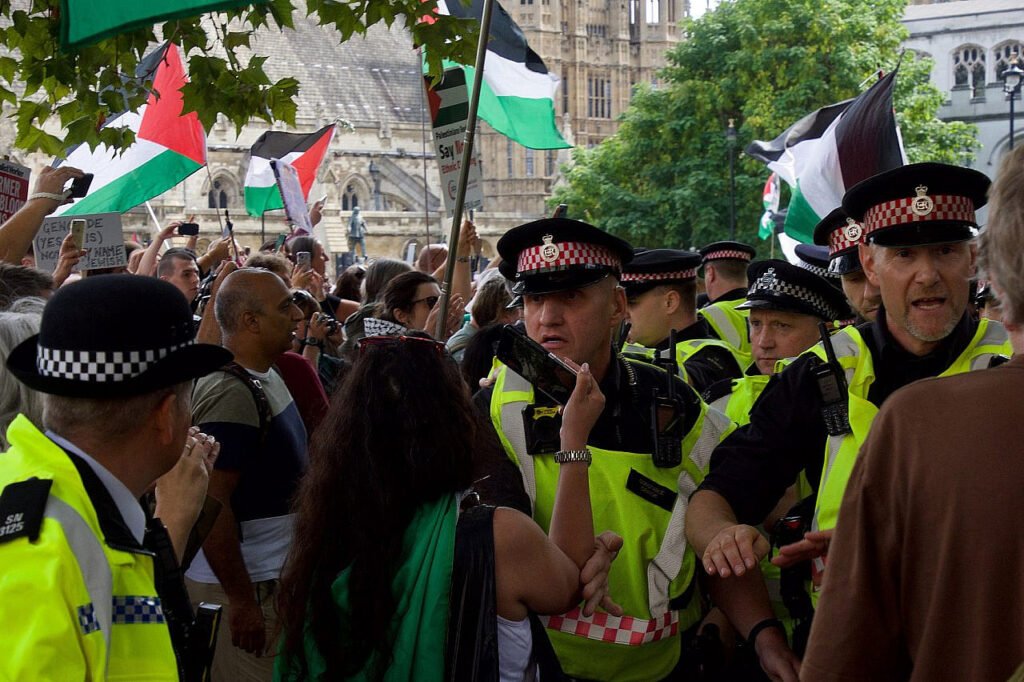Policías en una protesta en apoyo a Palestine Action organizada por Defend Our Juries, Londres.
