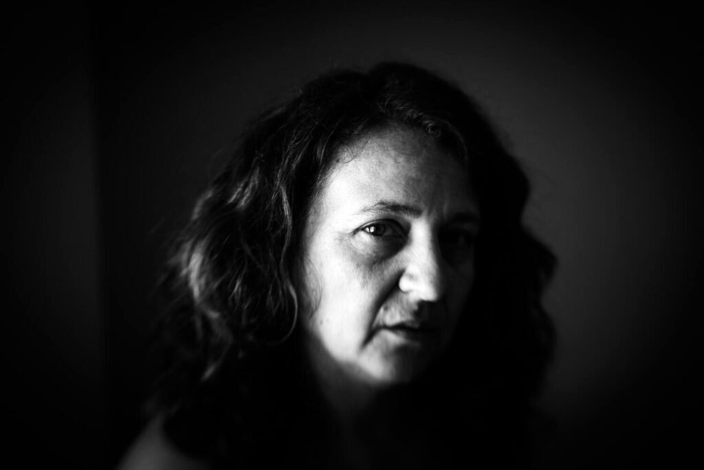 Vega, madre de Alex, retratada en un contexto marcado por la pérdida de su hijo. Su imagen forma parte de un proceso de duelo en el que la memoria y la ausencia conviven.