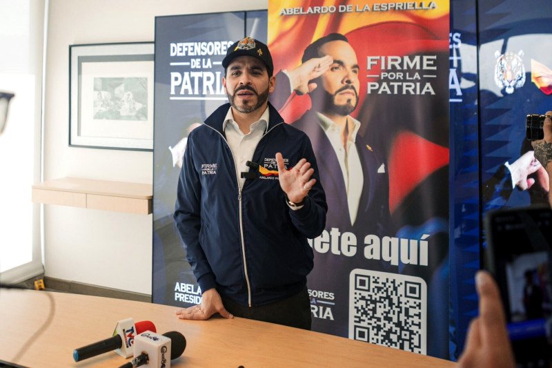 Abelardo de la Espriella, en una rueda de prensa en Cundinamarca, Colombia, febrero de 2026.