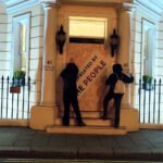 Activistas ‘tapian’ en la sede de Blackstone en Londres.
