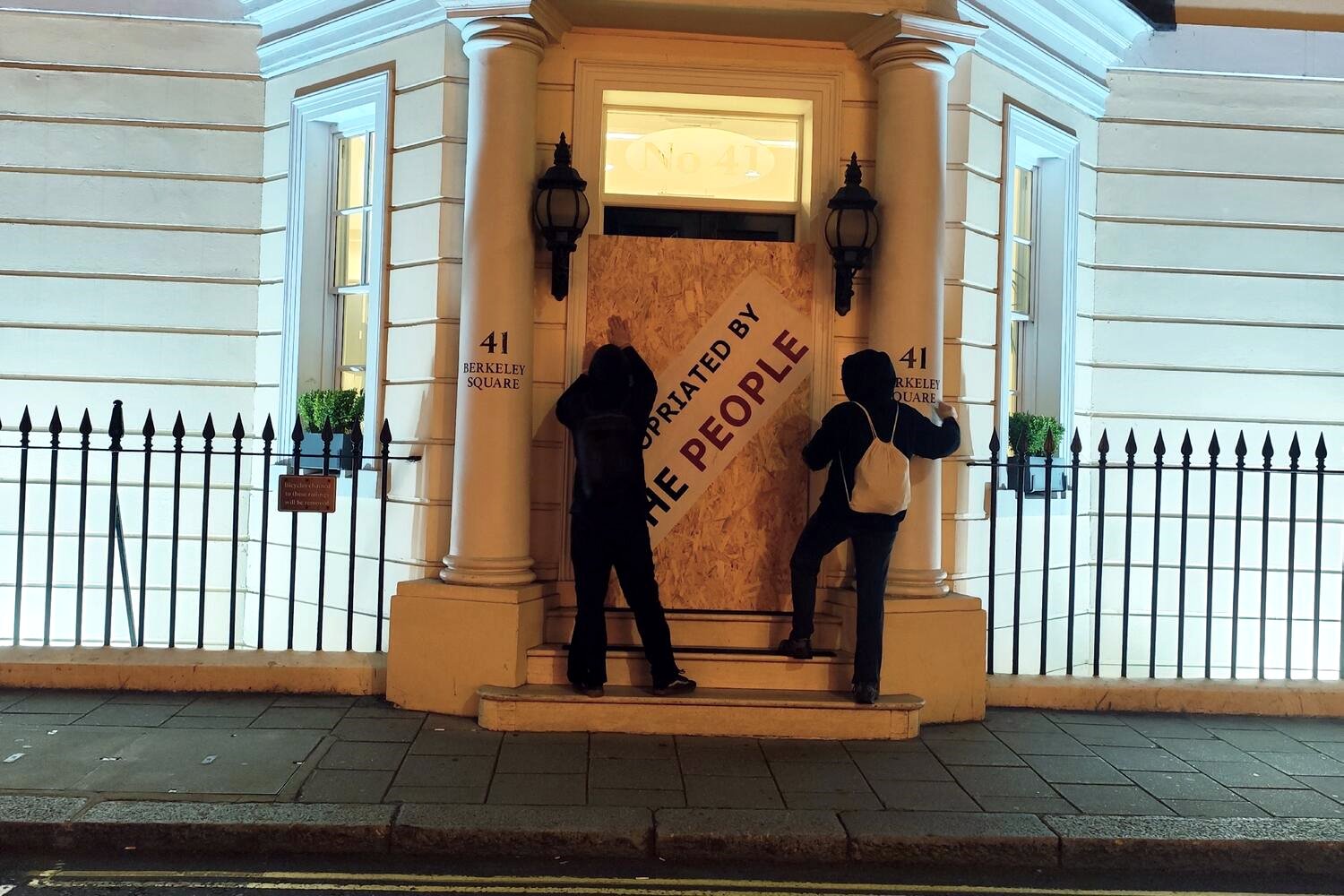 Un grupo de activistas ‘expropia’ la sede de Blackstone en Europa para denunciar la especulación inmobiliaria