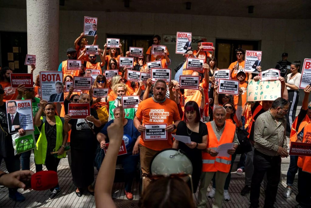 y Stop Desahucios sujetan pancartas en los juzgados de Alcorcón (Madrid) durante una protesta contra los procesos judiciales de desahucio que el fondo de inversión mantiene contra 40 familias de inquilinas por grandes subidas de precio frente a los juzgados de Alcorcón. 