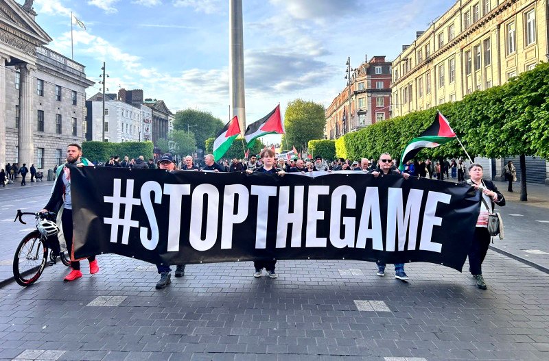 Aficionados irlandeses protestan contra la celebración de encuentros con Israel.