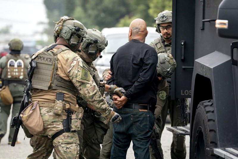 Agentes de ICE detienen a un hombre en junio de 2025.