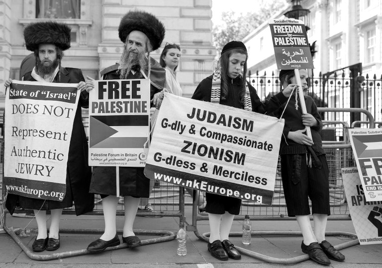 Agrupaciones judías se manifiestan a favor de la libertad de Palestina y en contra del sionismo en el centro de Londres.