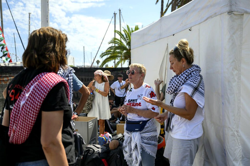 Alicia Armesto, participante también de la flotilla rumbo a Gaza en 2025, en el puerto de Barcelona el día de su salida.