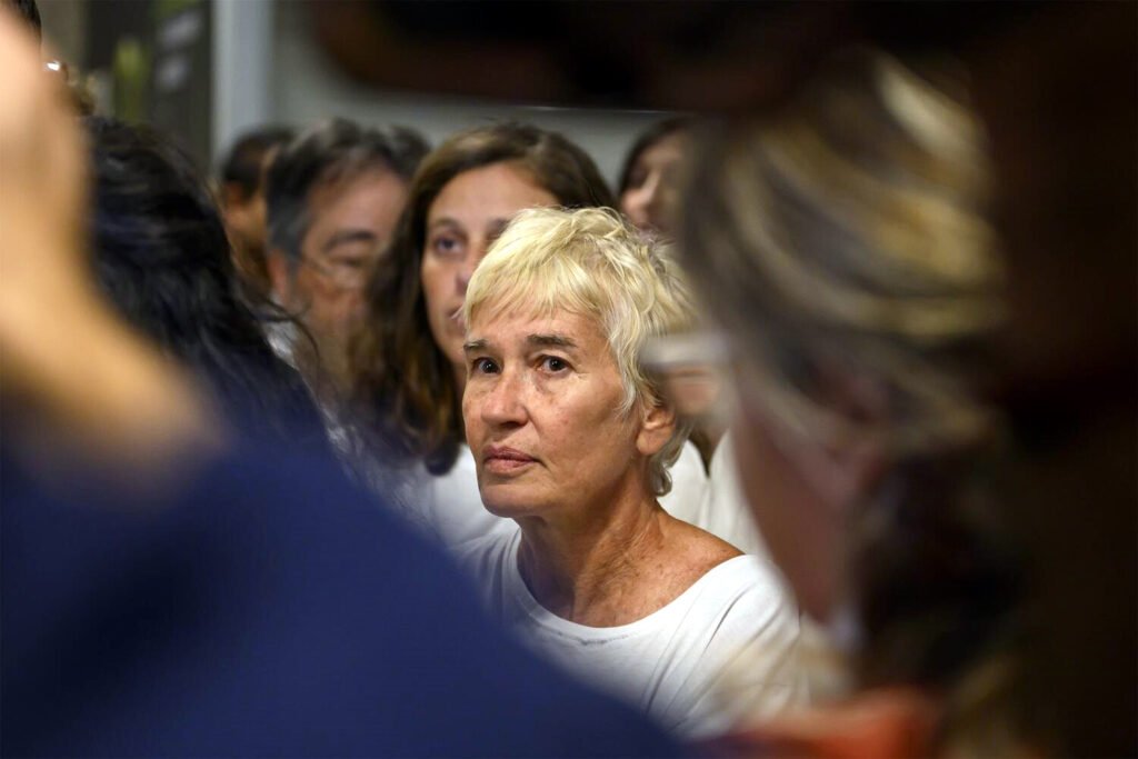 Alicia Armesto, periodista, a su llegada al aeropuerto de Barajas tras su liberación por parte de Israel en octubre de 2025. Fotografía: Álvaro Minguito.