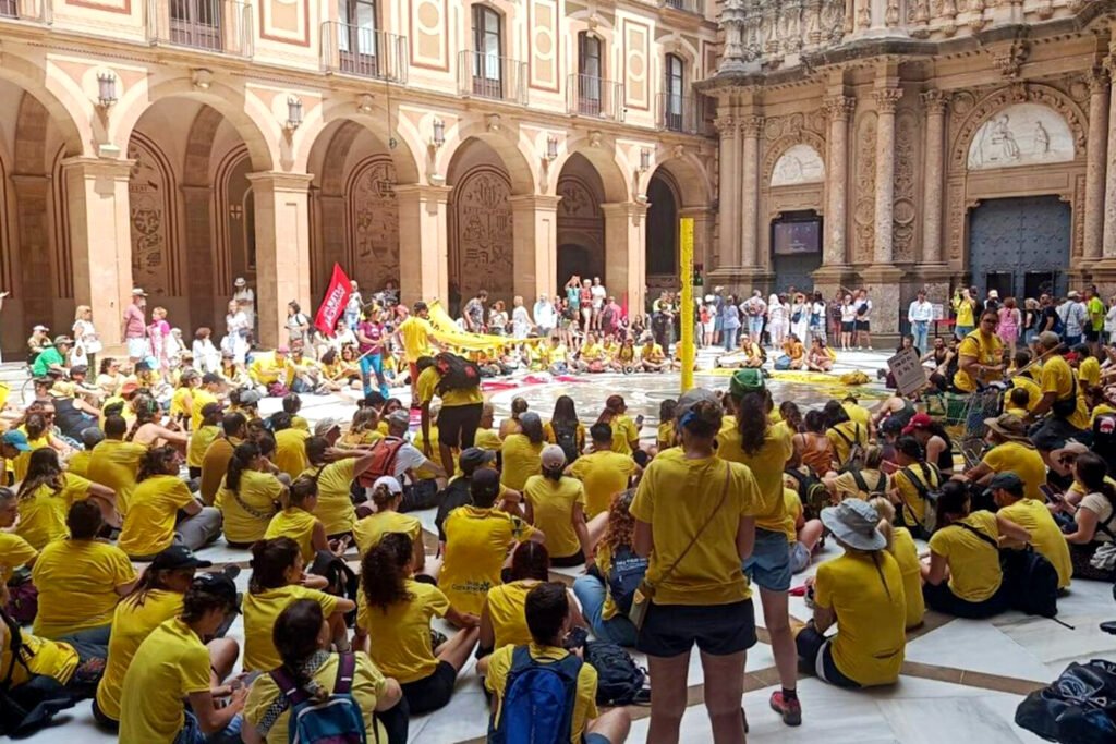 Asamblea educativa en el claustro de Montserrat.