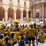 Asamblea educativa en el claustro de Montserrat.