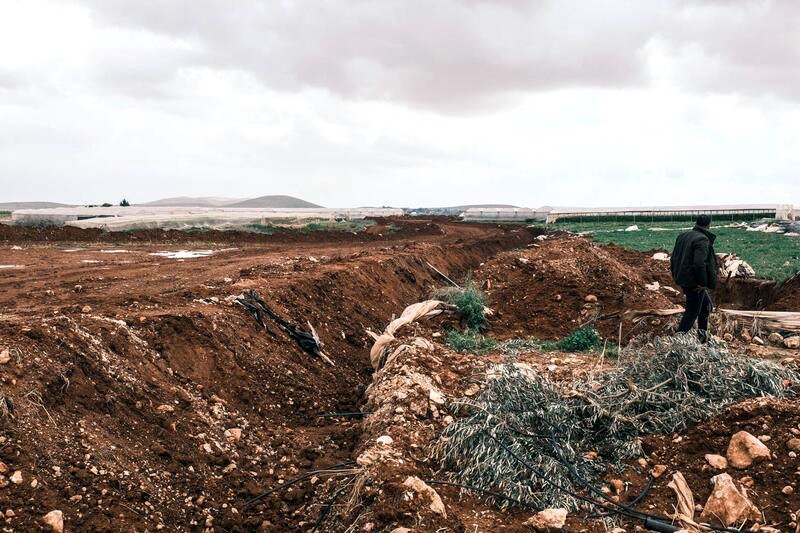 Atouf: las excavaciones y la carretera militar para la construcción de la barrera de 22 km.