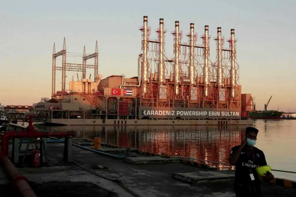 Barcazas turcas de generación de energía eléctrica ancladas en la bahía de La Habana, 30 de noviembre de 2021- Jorge Luis Baños.