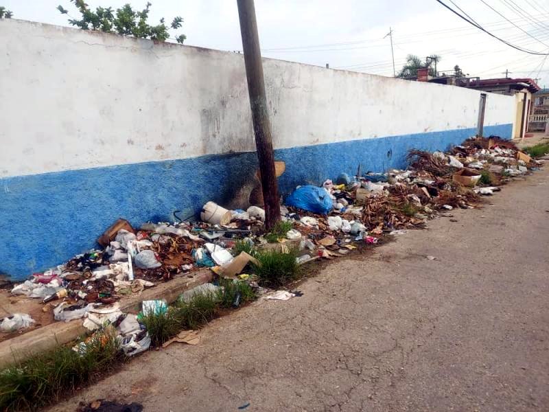 Basura y marcas de una quema en las calles de Matanzas, Cuba.
