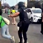 Captura del brutal empujón que profiere un agente de policía en València este domingo 31 de mayo.