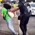 Captura del brutal empujón que profiere un agente de policía en València este domingo 31 de mayo.