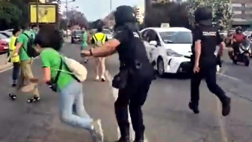 Captura del brutal empujón que profiere un agente de policía en València este domingo 31 de mayo.