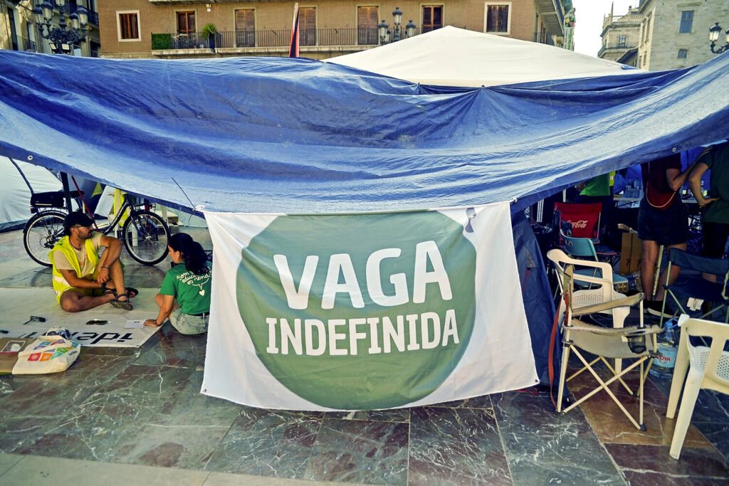 Cartel reivindicativo de la huelga indefinida que ha estado presente en la acampada docente valenciana.