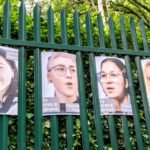 Carteles de activistas de Palestine Action mientras estaban siendo juzgados, expuestos en las puertas del Tribunal de la Corona de Woolwich.