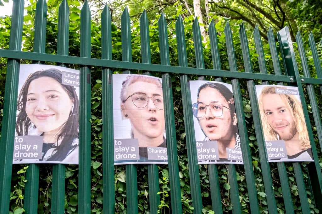 Carteles de activistas de Palestine Action mientras estaban siendo juzgados, expuestos en las puertas del Tribunal de la Corona de Woolwich.