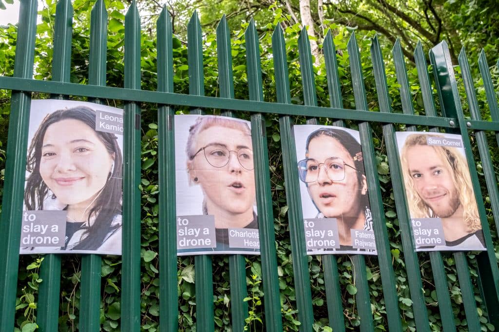 Carteles de activistas de Palestine Action que están siendo juzgados, expuestos en las puertas del Tribunal de la Corona de Woolwich.