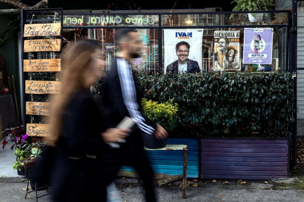 Carteles electorales del candidato a presidente Iván Cepeda y la candidata a vicepresidenta Aida Quilcué, por el Pacto Histórico, en un centro cultural de Bogotá, el viernes 29 de mayo de 2026.