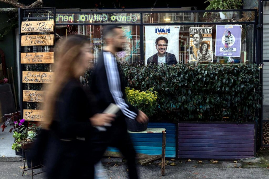 Carteles electorales del candidato a presidente Iván Cepeda y la candidata a vicepresidenta Aida Quilcué, por el Pacto Histórico, en un centro cultural de Bogotá, el viernes 29 de mayo de 2026.