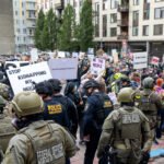 Cientos de ciudadanos se manifiestan frente a las instalaciones del ICE en Portland, el 4 de octubre de 2025.