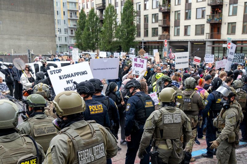 Cientos de ciudadanos se manifiestan frente a las instalaciones del ICE en Portland, el 4 de octubre de 2025.