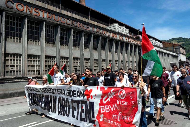 Cientos de personas se han manifestado por las calles de Beasain pidiendo el fin de las relaciones comerciales de la CAF con Israel.