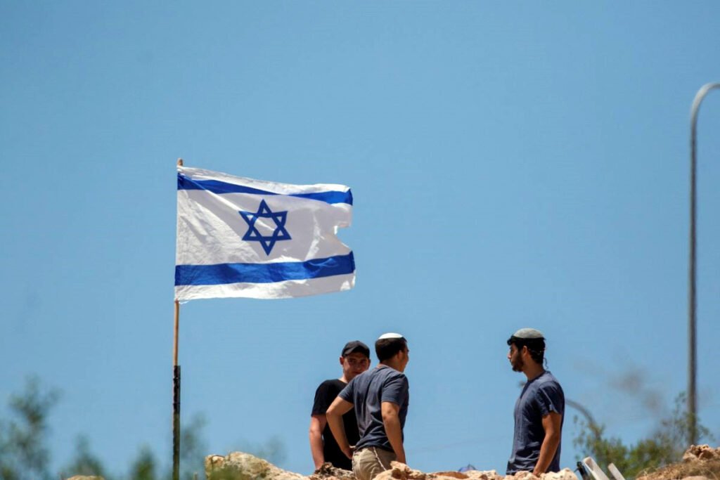 Colonos judíos izan banderas israelíes en viviendas palestinas en la aldea de Bruqin, en el norte de Cisjordania.