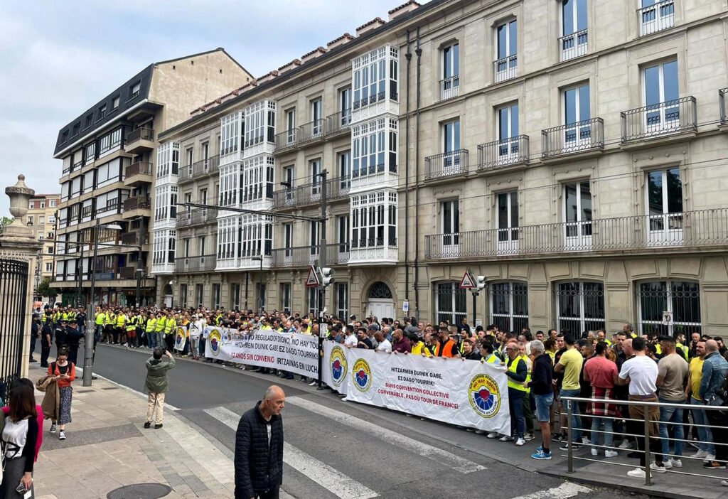 Concentración de 'Ertzainas en lucha' delante del Parlamento Vasco de Gasteiz, donde pararon la circulación del tranvía una hora.