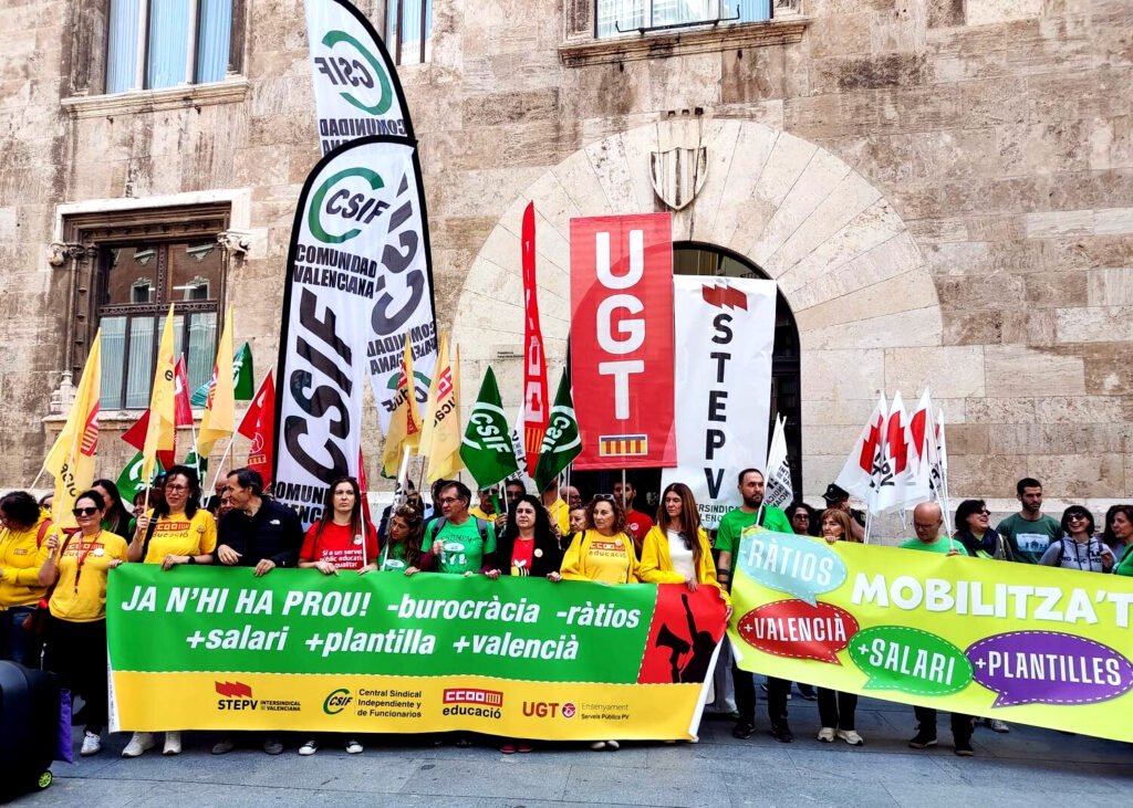Concentración del comité de huelga frente al Palau de la Generalitat Valenciana.